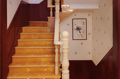 建水中式别墅室内汉白玉石楼梯的定制安装装饰效果